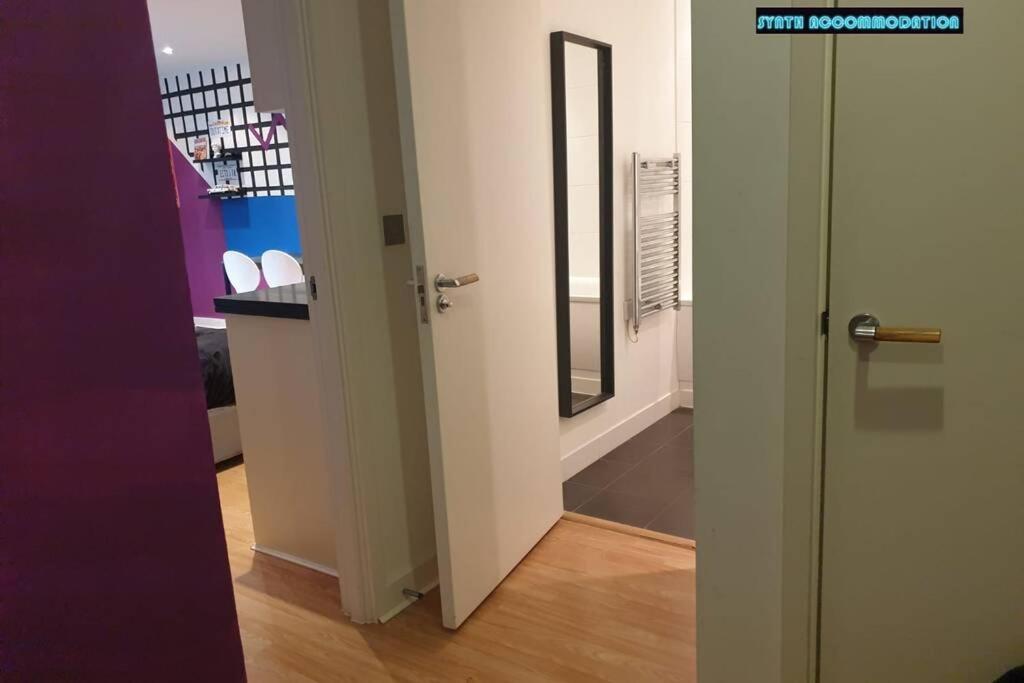 לונדון 80S Retro 1Bed Studio Serviced Apartment Canary Wharf Perfect For Solo & Couple Travellers מראה חיצוני תמונה