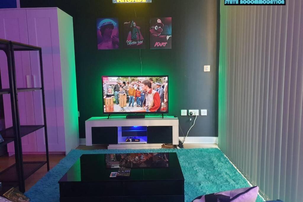 לונדון 80S Retro 1Bed Studio Serviced Apartment Canary Wharf Perfect For Solo & Couple Travellers מראה חיצוני תמונה