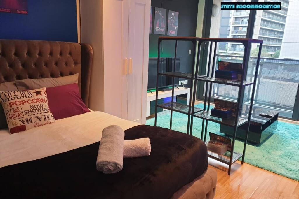 לונדון 80S Retro 1Bed Studio Serviced Apartment Canary Wharf Perfect For Solo & Couple Travellers מראה חיצוני תמונה