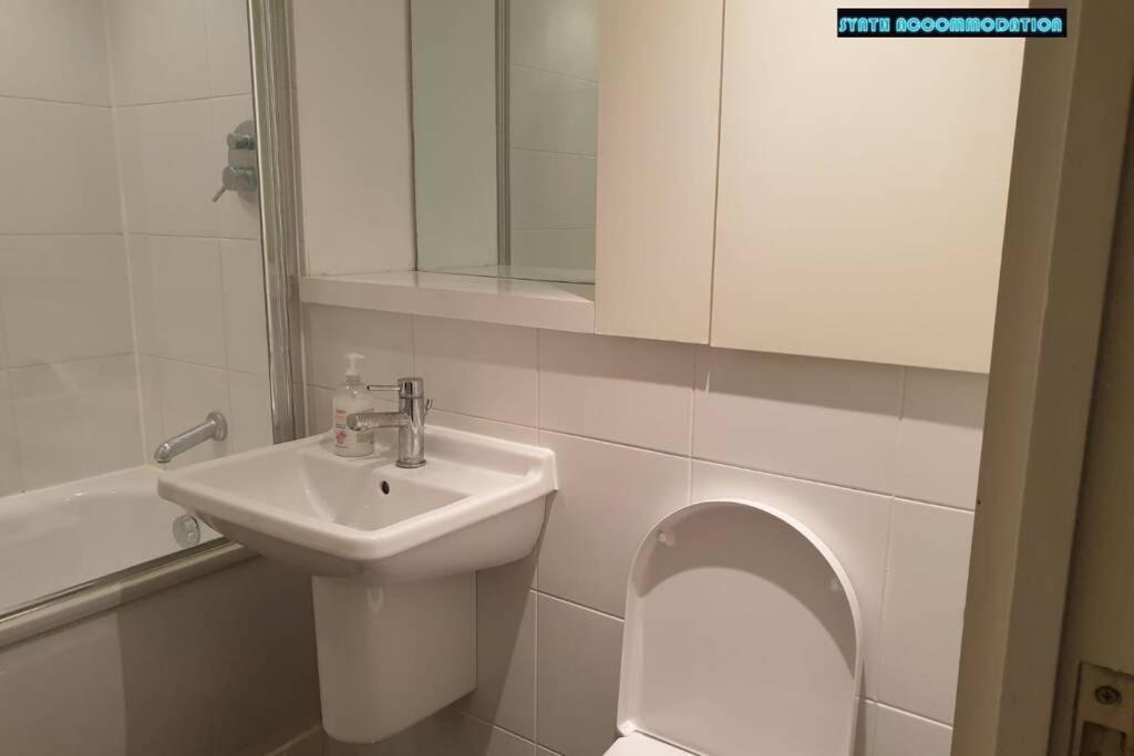 לונדון 80S Retro 1Bed Studio Serviced Apartment Canary Wharf Perfect For Solo & Couple Travellers מראה חיצוני תמונה