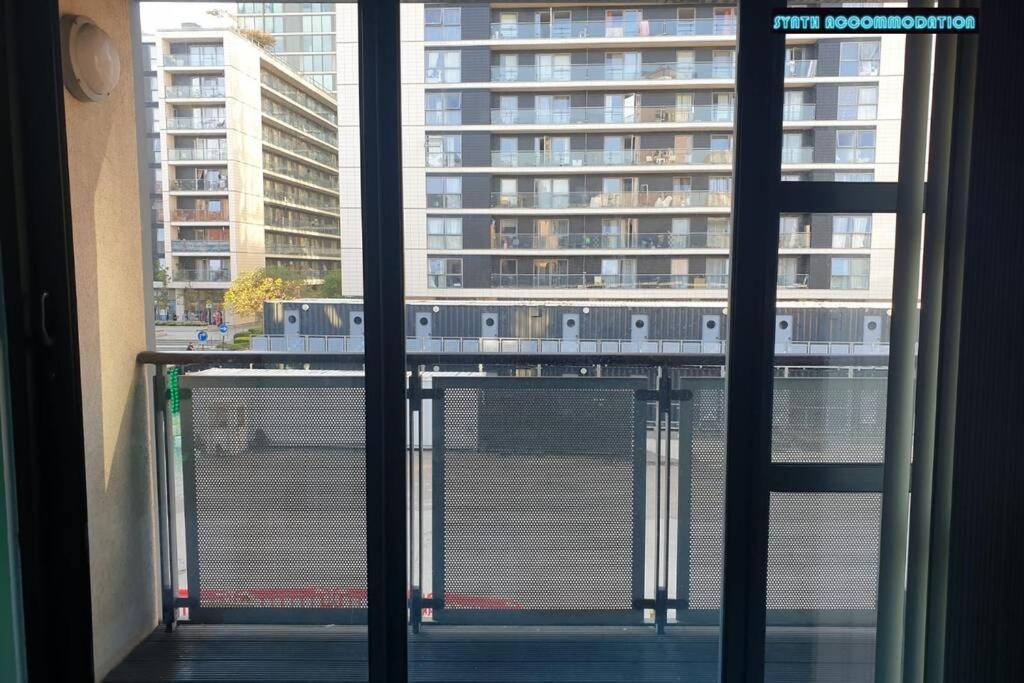 לונדון 80S Retro 1Bed Studio Serviced Apartment Canary Wharf Perfect For Solo & Couple Travellers מראה חיצוני תמונה