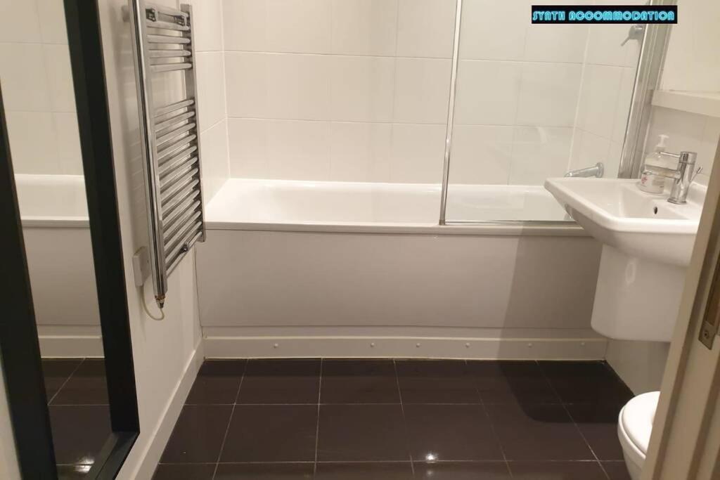 לונדון 80S Retro 1Bed Studio Serviced Apartment Canary Wharf Perfect For Solo & Couple Travellers מראה חיצוני תמונה
