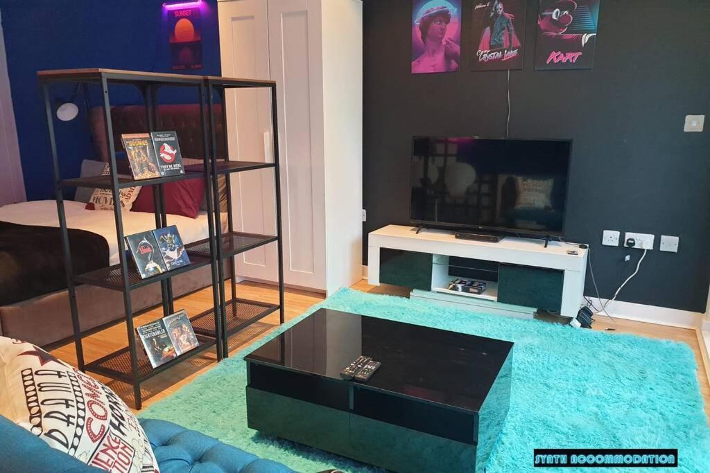 לונדון 80S Retro 1Bed Studio Serviced Apartment Canary Wharf Perfect For Solo & Couple Travellers מראה חיצוני תמונה
