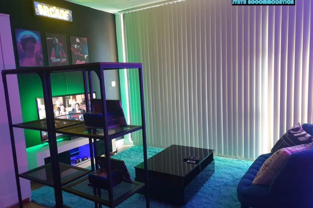 לונדון 80S Retro 1Bed Studio Serviced Apartment Canary Wharf Perfect For Solo & Couple Travellers מראה חיצוני תמונה